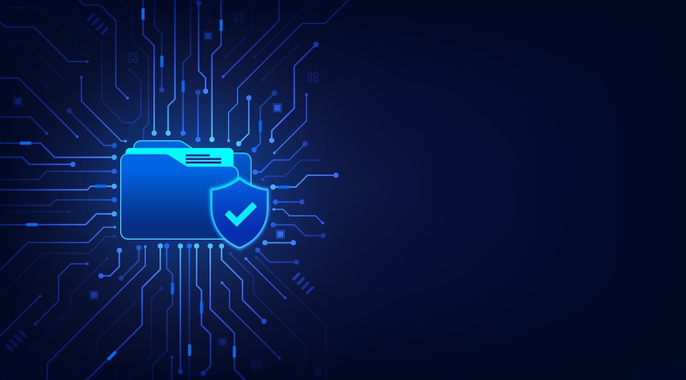 Carpeta digital con escudo de verificación sobre fondo de circuitos, símbolo del tratamiento seguro de datos personales bajo la Ley 19.628 en Chile